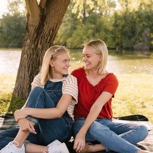 Meet your Poshers, Kylie and Megan!